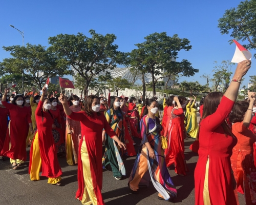 1.000 nữ doanh nhân diễu hành áo dài tại  Đà Nẵng
