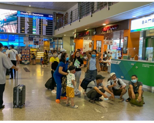 Ảnh: Người dân đổ xô đi du lịch, sân bay Tân Sơn Nhất đông nghẹt khách