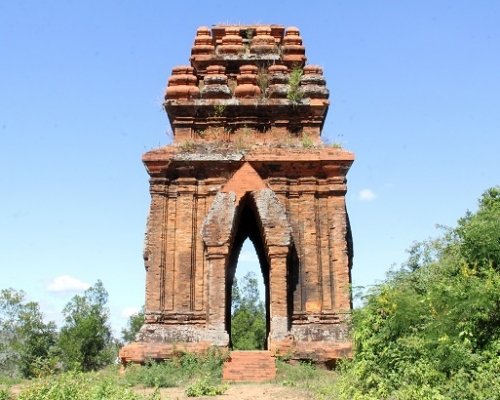 Cụm tháp Chăm ngàn tuổi độc đáo ở Bình Định hút khách check-in